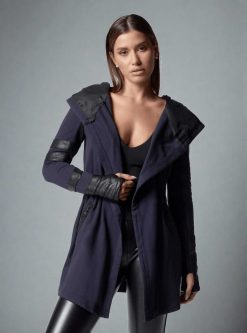 Online Blanc Noir Veste De Voyage Maitri Bleu Patriote